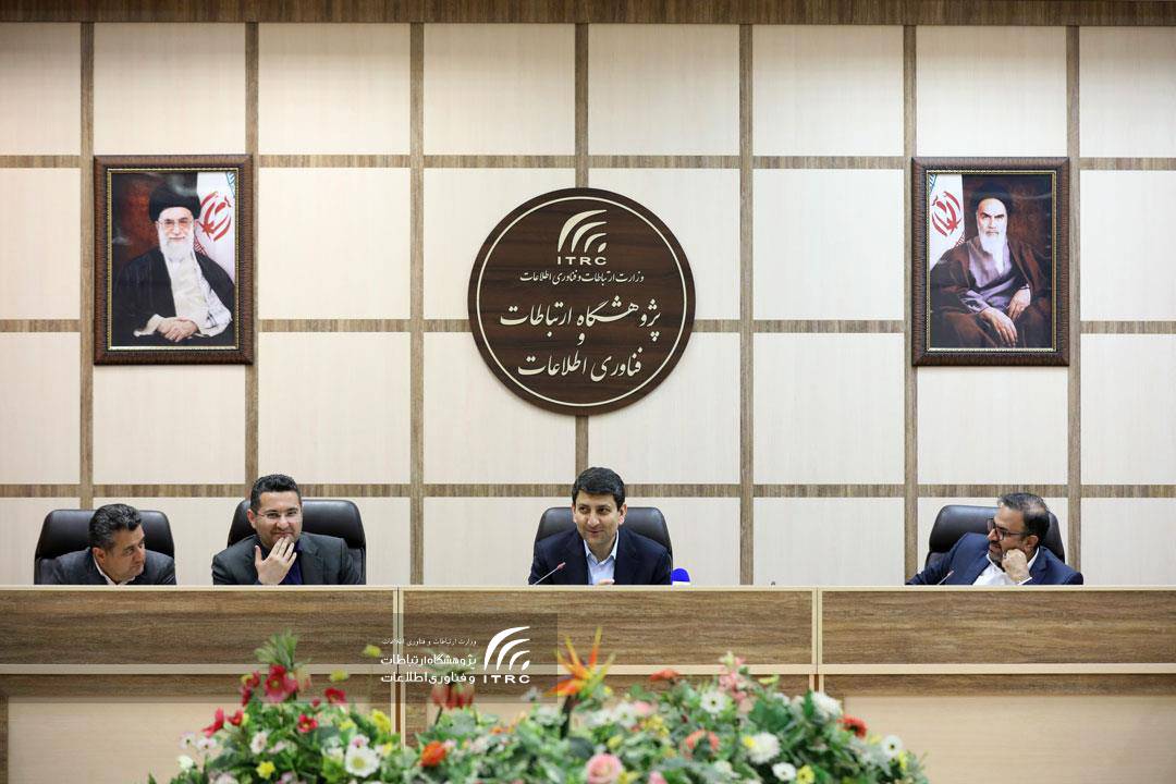 بازدید وزیر ارتباطات از پژوهشکاه ارتباطات و فناوری اطلاعات